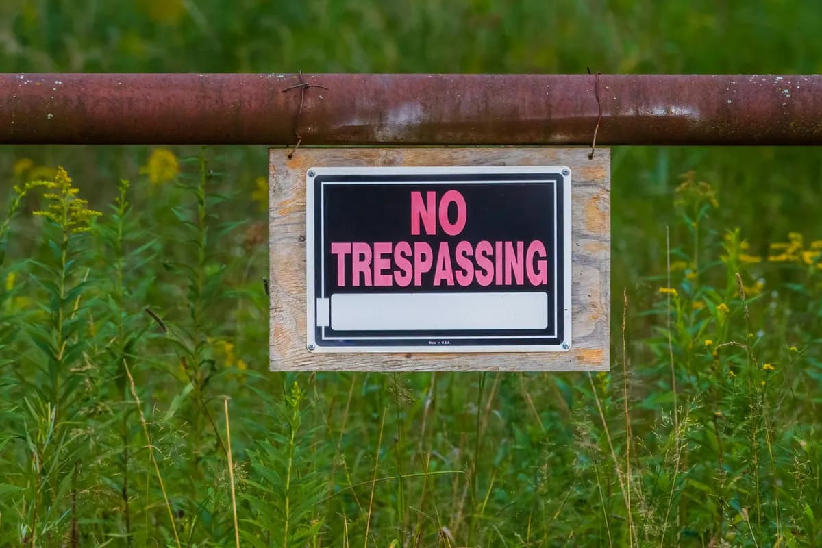 no trespassing sign